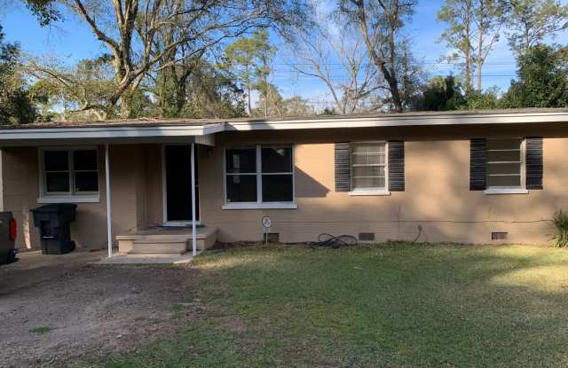 4 bed 2 bath House- Walk to Doak Campbell Stadium!! Available August 2024! - 1654 Sharkey Street, Tallahassee, FL 32304