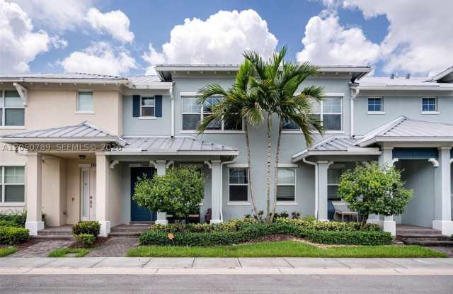 3944 Poinciana Ln