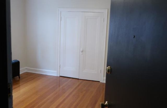 Photo of 4832 West Montrose Avenue