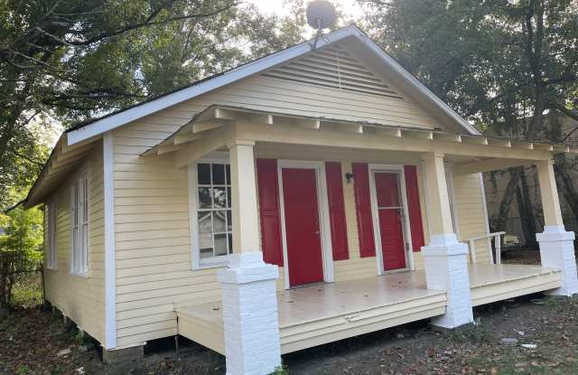 2 bedroom 1 bath house - $900 per month