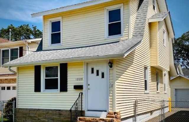 1223 Briarwood Road