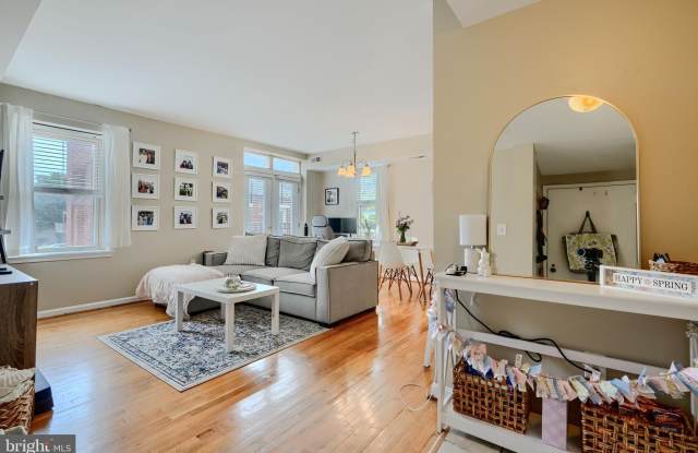 723 CHARLES STREET S