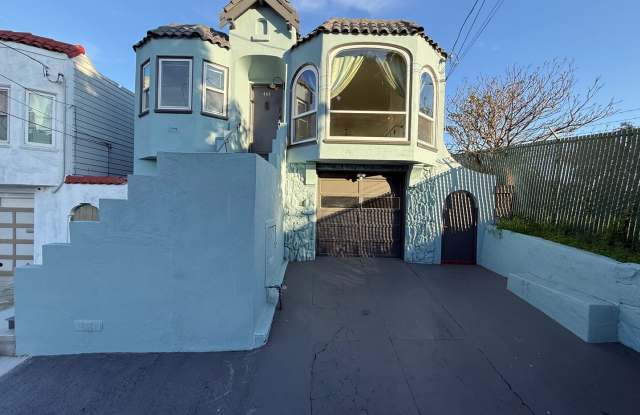 Spacious Home on a Quiet Cul‑de‑sac Near Little Hollywood