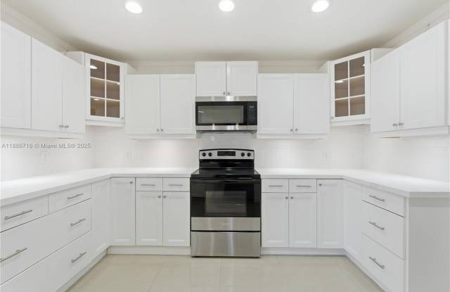 1400 E Hawthorne Cir