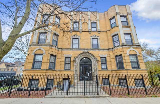 Photo of 3 Bedroom Unit in Bronzeville. ONE MONTH FREE!