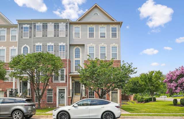 Beautiful End-Unit Townhome-Style Condo Near Stonebridge!