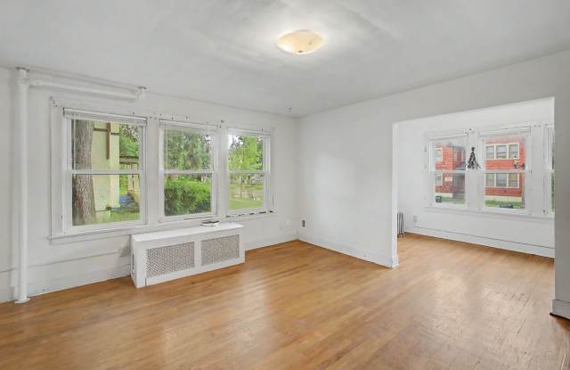 Charming & Convenient 2 Bedroom Near UIUC – Great Location!