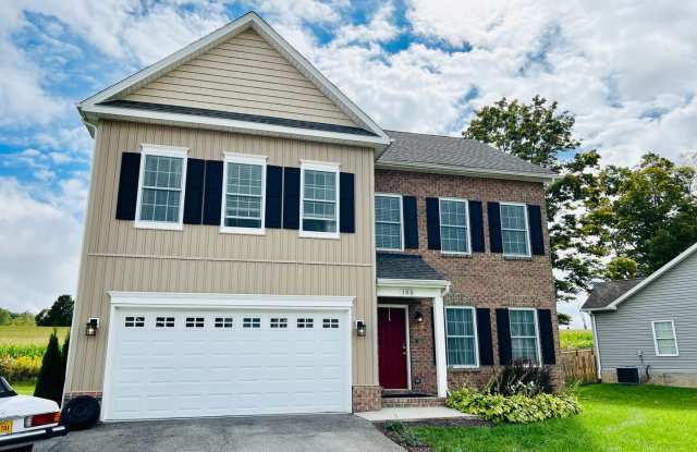 4 Bedroom Home with Garage  Convenient access to 460! - 105 Oak Meadow Lane, Blacksburg, VA 24060