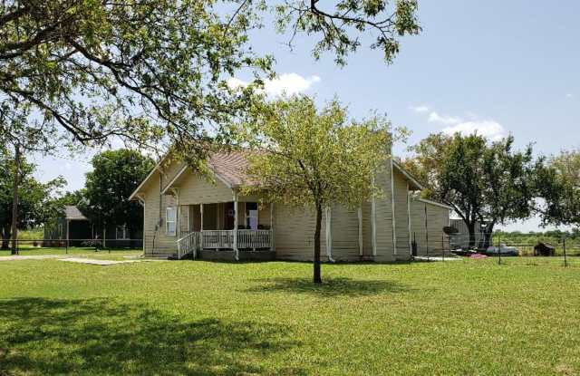 3 bedroom 2 bathroom in Pilot Point - 12914 Farm to Market Road 455, Denton County, TX 76258