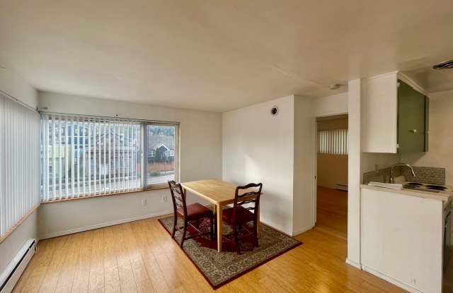 Corner Unit! 1 Bedroom, 1 Bath Apartment in Columbia City, $1400 per month