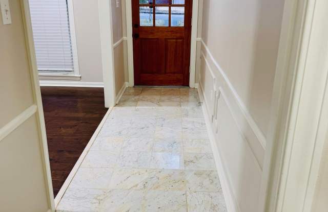 1624 W CHURCHILL DOWNS
