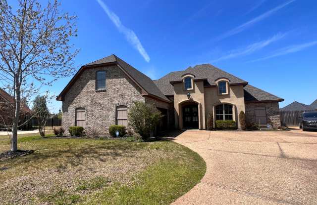 4 BEDROOM, 3 BATHROOM IN TIBURON