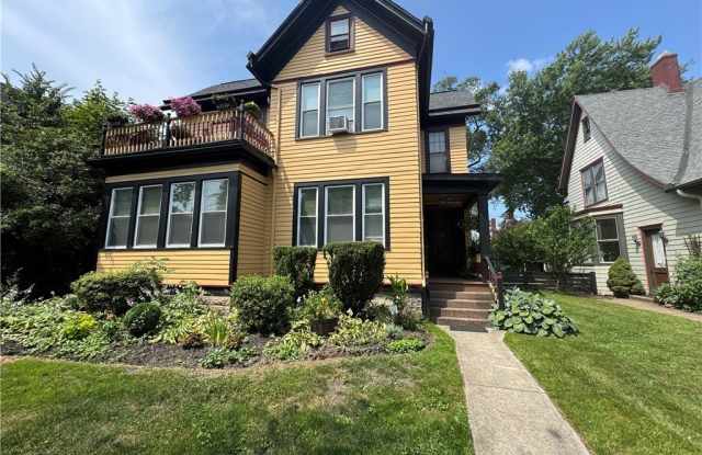 Photo of 180 Richmond Avenue unit: 2