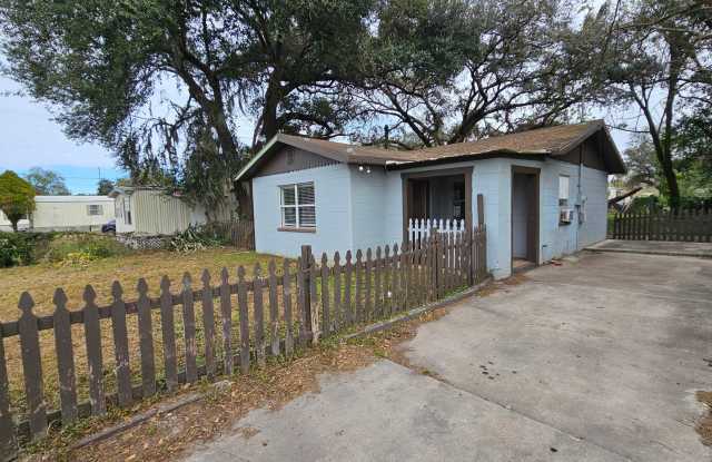 Adorable 2 Bedroom 1 Bath Home in Lakeland Available Now !