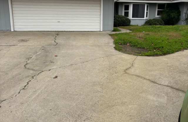 3 B/R 2 BA Beautiful Home in Yuba City- AVAILABLE NOW!