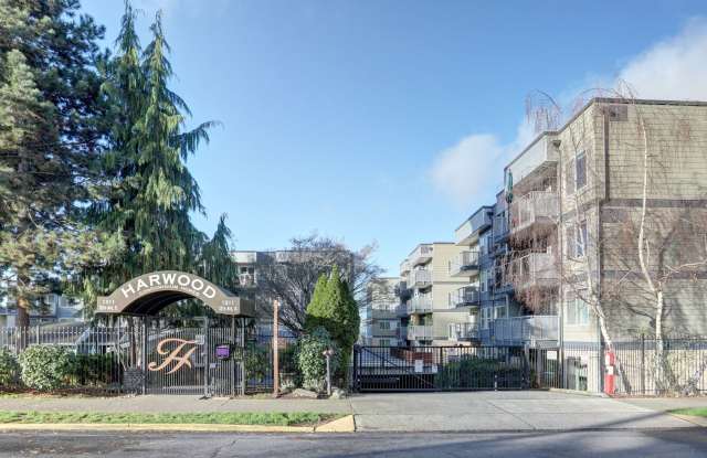 2 Bedroom/1 Bath Luxury Beacon Hill Condo, Perfect Location!!