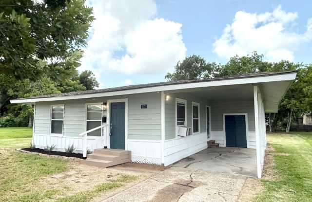 Photo of Adorable 2/1 Cottage near Downtown Lake Jackson