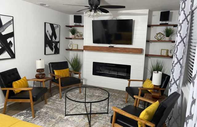 Photo of Remodeled modern 2/1 w/ Fireplace