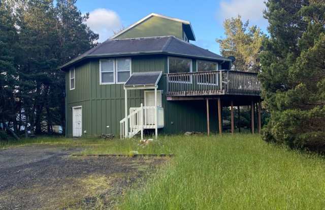 Photo of Octagonal Beach House - Sleeps 10 - MID-TERM