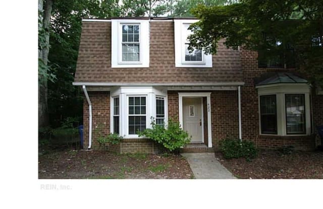 422 Middle Oaks Drive - 422 Middle Oaks Drive, Chesapeake, VA 23322