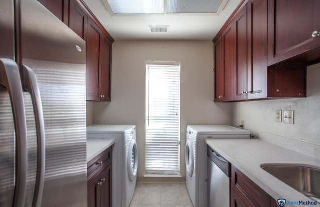 Nicely Upgraded 2 Bedroom 2 Bathroom Condo Available Now!