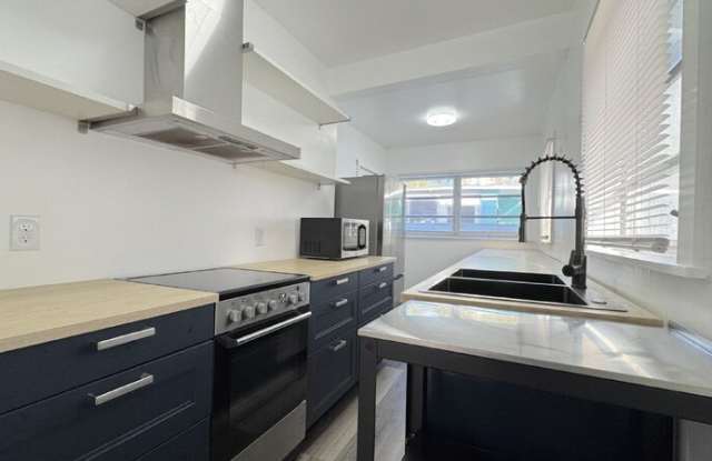 Photo of 428 North Oleander Avenue