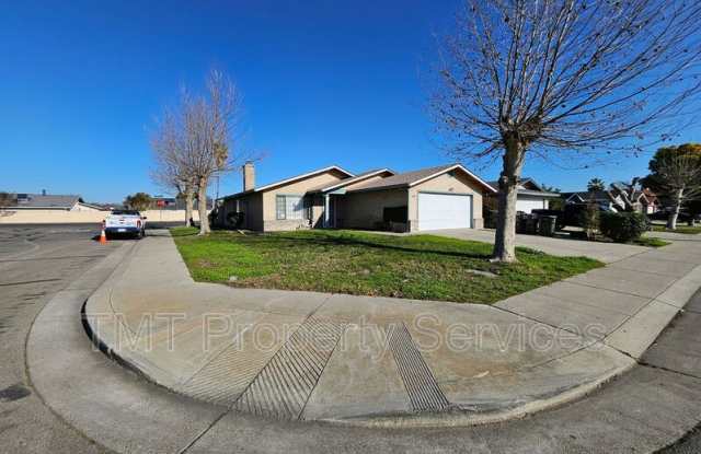 1402 Laguna Cir