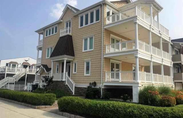 Photo of 1001 E Beach Ave