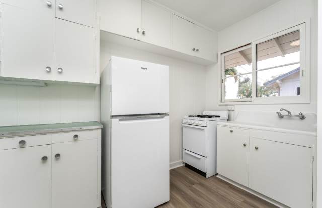 1 BED 1 BATH with 1 parking, MCCully area