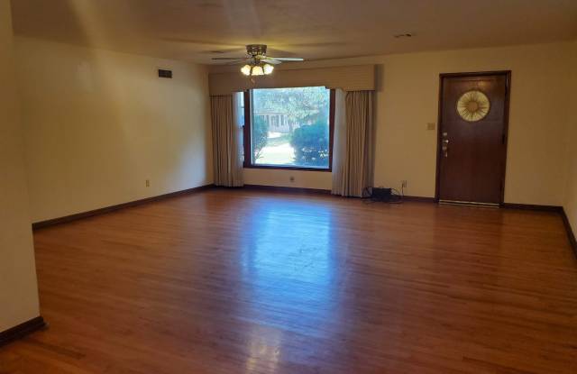 PRELEASING for Mid-August 2026! (3) Bed/(2) Bath. Close to Campus!