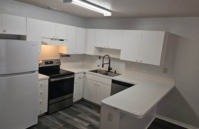 NICE! 3BED / 2 BATH / 1 CAR GARAGE (HALF DUPLEX)