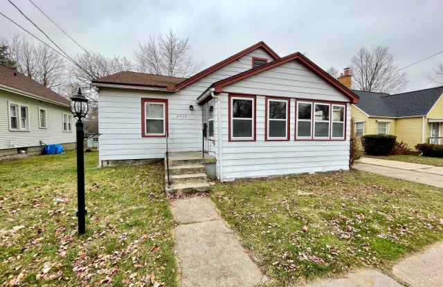 2033 Rowe Ave NE - 2033 Rowe Avenue Northeast, Grand Rapids, MI 49505