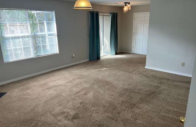 Serene 2-Bed Oasis in North Charleston – Lush Surroundings  Modern Comforts