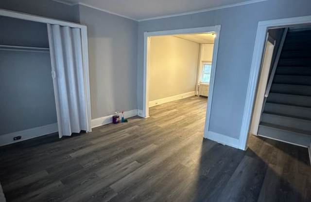 3 Bed, 1 bath rowhome available!