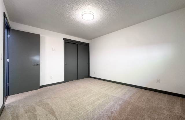 2 Bed 1 Bath Duplex Freshly Renovated Near Glendoveer Golf Course!