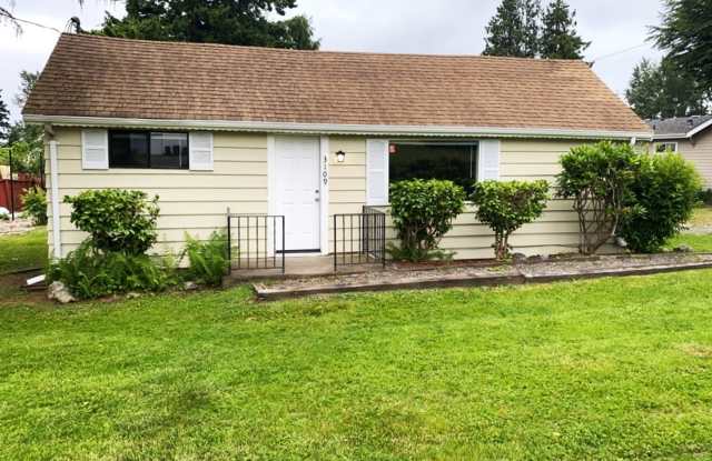 Newly Remodeled 3-bedroom 1 Bath, Spacious Home, All New Appliances and Flooring!