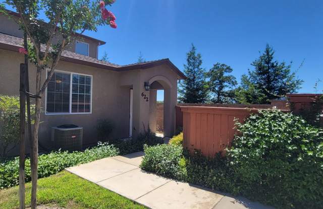 End Unit Condo In Highland Park Subdivision