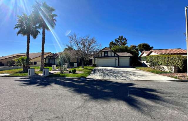 Green Valley Luxury Single Story: Pool, Putting Green, 4 Bedrooms, SOLAR!