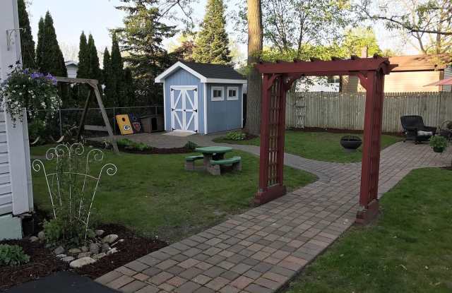 Beautiful Home next to Paddock Lake (3BR/1.5BA)