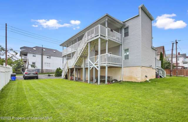 1202 W Elm St Apt 2