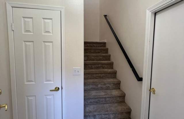 BEAUTIFUL UPGRADED CONDO/MANY AMENITIES - 3 BED, 2 BATH