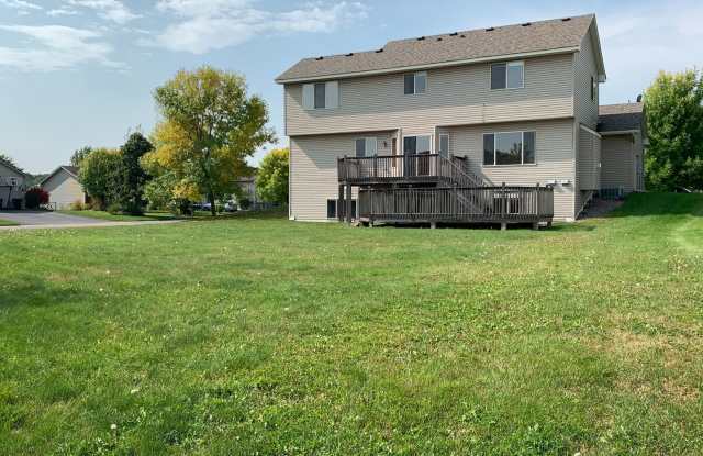 5bd 4ba Awesome two story home on culdesac; large corner lot in Elk River