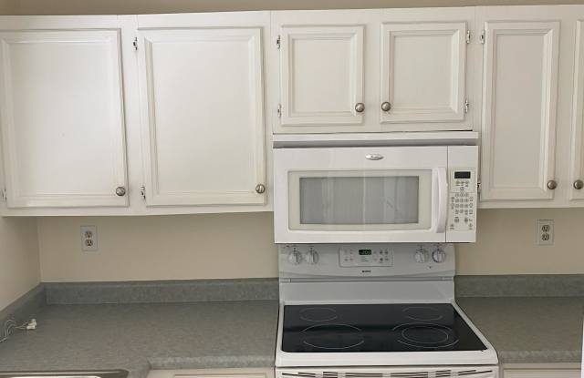 Photo of 3231 Lakeside Dr