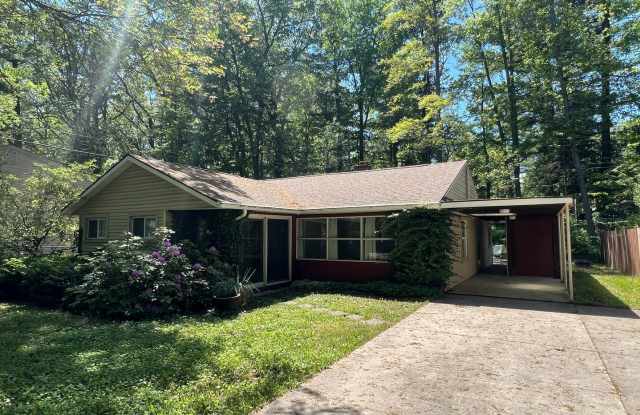 SPACIOUS HOME IN TRAVERSE CITY LOCATED NEAR NMC & EAST BAY