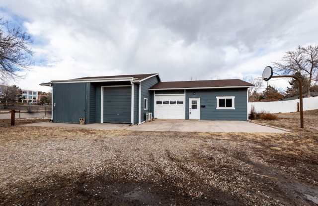 Centrally located cute 2 bedroom Bungalow