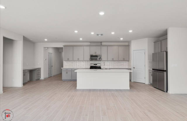 **** MOVE IN SPECIAL- 1/2 OFF FIRST MONTH RENT ****