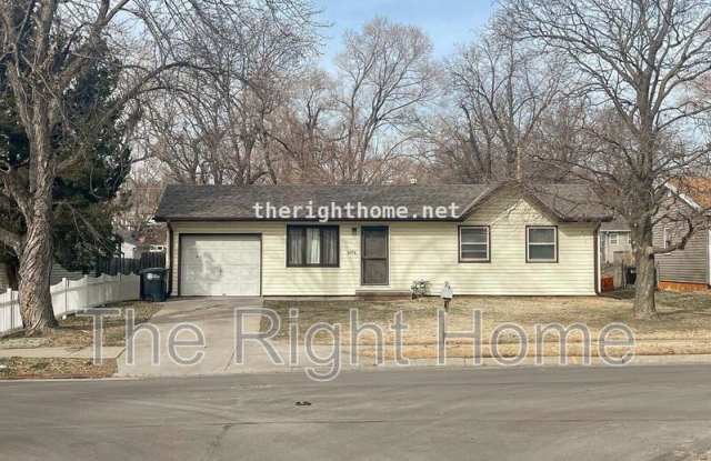 6076 Camden Ave - 6076 Camden Avenue, Omaha, NE 68104