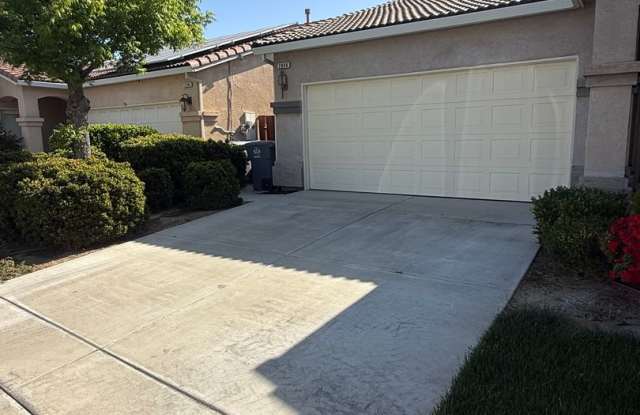 HALF OFF 1st Monts Rent 55+ Gated Community Beautiful 3 Bed / 2 Bath Home in Desirable