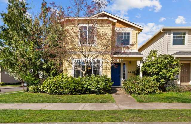 Charming Three Bedroom Newberg Home - Corner Lot!