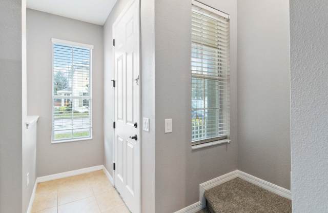 Beautiful Two Story 3/2.5 Town Home w/ Loft  Screened Porch in St. Cloud